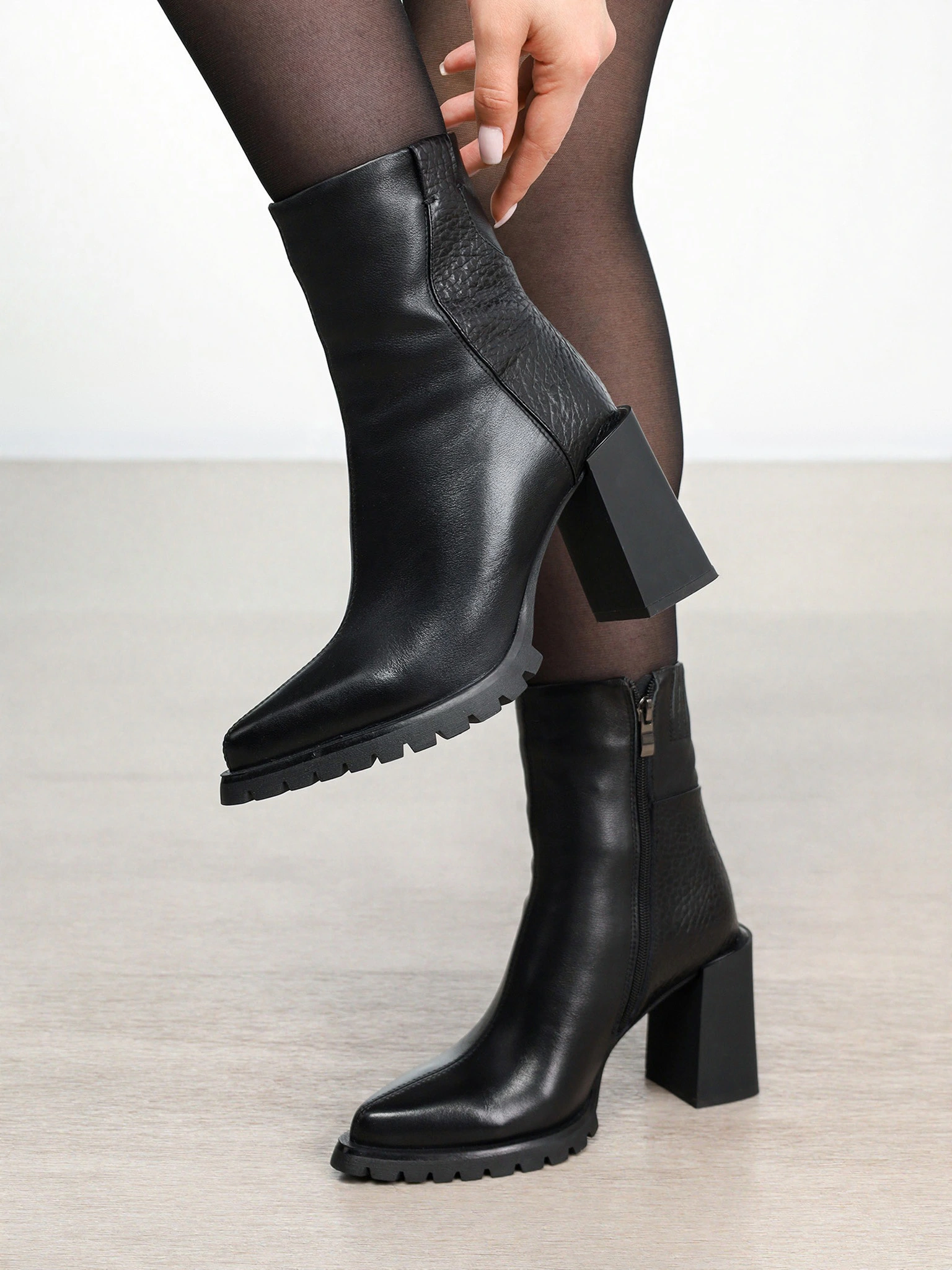 Ботильоны черного цвета на высоком каблуке